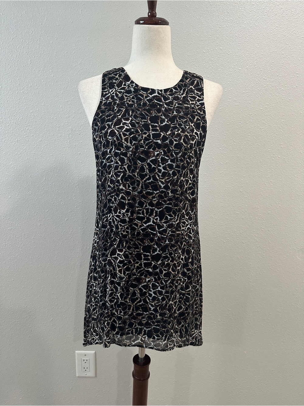 Karen Kane Black and Cream Sleeveless Abstract Shift Mini